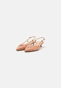 Ružové slingback topánky s špicatou špičkou, textúrovaným vrchom, malým opätkom a dekoratívnym kovovým akcentom na prednej časti.