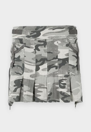 Fustă cu model de camuflaj în nuanțe de gri și negru, având pliseuri, două buzunare laterale și un fermoar la tiv.