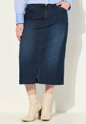 Jeans-Bleistiftrock in dunkler Waschung mit einem Schlitz hinten, der eine taillierte Silhouette zeigt, fünf Taschen und einer sichtbaren goldenen Knopfvorrichtung.