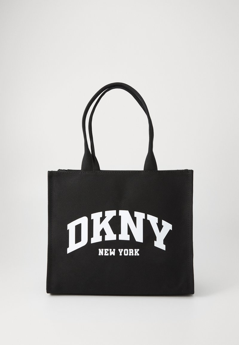 Juodas kelių spalvų maišelis su tekstu "DKNY NEW YORK" didelėmis baltomis raidėmis. Pagamintas iš audinio su tvirtais rankenomis ir stačiakampio forma.