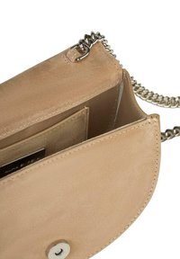 Beige Lederhandtasche mit glatter Oberfläche, silberner Kettenriemen, Klappverschluss und innerem Kartenfach. Sauberes, minimalistisches Design.