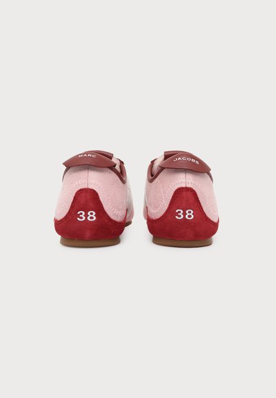 Paire de baskets roses et rouges vues de dos, taille 38, avec "Marc" et "Jacobs" imprimés sur les languettes du talon.