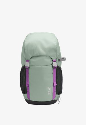 Sac à dos de randonnée vert clair avec des sangles violettes, des poches latérales en maille noire et une fermeture par rabat supérieur.