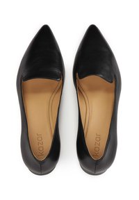 Ballerine in pelle nera con punta affusolata, bordo scallopato e superficie liscia. Fodera interna di colore beige con branding discreto. Design con suola piatta.