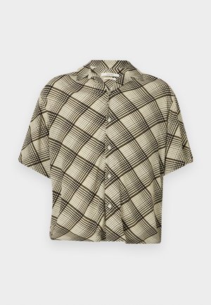 Camisa de manga corta con botones, con un patrón de cuadros entrecruzados en beige y negro y cuello abierto sobre un fondo liso.