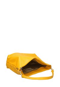 Borsa a tracolla gialla in pelle con una texture liscia, una tracolla laterale e un'apertura superiore che rivela un interno beige e dettagli sull'etichetta all'interno.