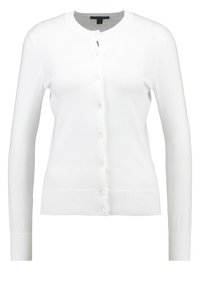 Bílý dlouhý svetr s rukávy, kulatým výstřihem, zapínáním na knoflíky vpředu, žebrovanými manžetami a lemem, vystavený na bílém pozadí.