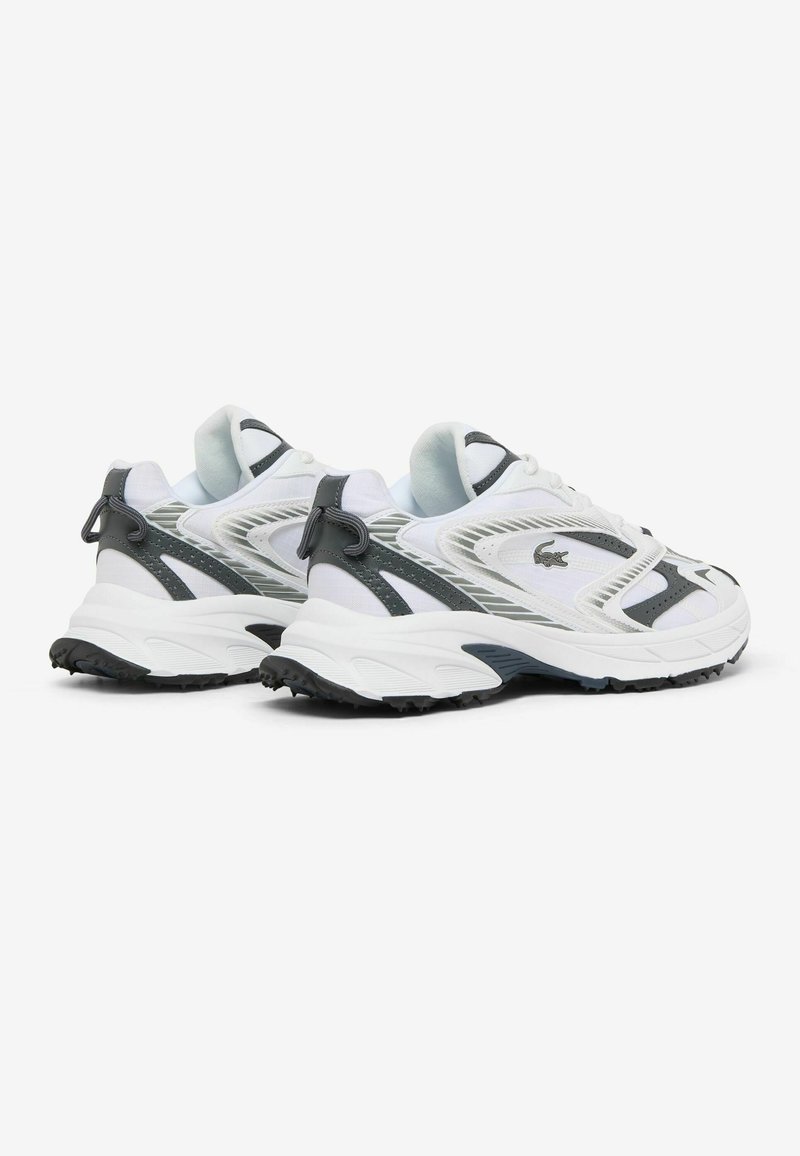 Paar weiße und graue Sportschuhe mit dicken Sohlen und gebrandetem Logo an den Seiten, von hinten und seitlich gezeigt.