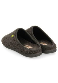 Chaussons gris foncé en peluche avec un extérieur texturé, une doublure douce et un design à profil bas. Comprend un logo jaune sur le côté.