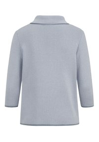 Top de punto texturizado en azul claro, con cuello y mangas tres cuartos. Bajo recto con ribete contrastante en los bordes.