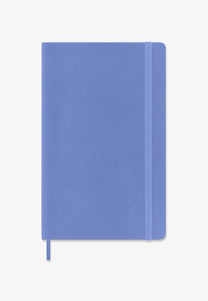Quaderno a copertina rigida blu con angoli arrotondati, porta penna elastico a destra e nastro segnalibro abbinato in basso a sinistra.