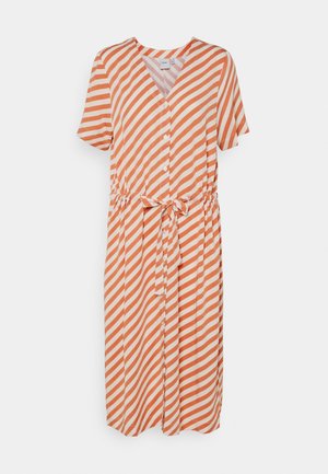 Sukienka midi z krótkim rękawem w pomarańczowo-białe ukośne paski, z przodu zapinana na guziki, z dekoltem w serek i paskiem do wiązania w talii.