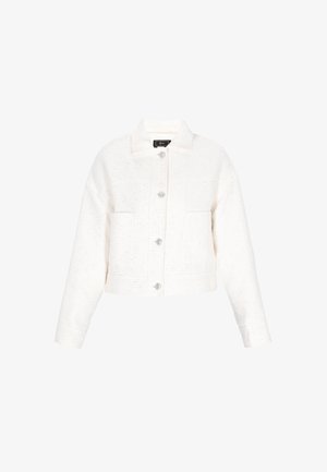 Fehér, cropped dzseki texturált anyagból, amelyet patkó zsebek, hegyes gallér és ezüst gombokkal történő záródás díszít.
