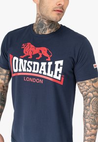 Lonsdale Marškinėliai su spaudiniu - navy red white