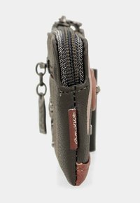 Cartera con cremallera hecha de cuero texturizado gris oscuro con acentos marrones, que presenta una cadena de metal y un pequeño detalle de etiqueta en el lateral.