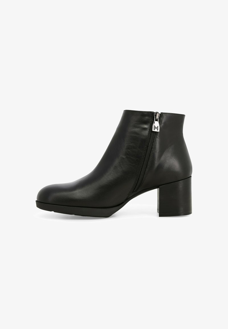 Stivale alla caviglia in pelle nera con punta rotonda, chiusura con zip laterale, tacco spesso e design minimale. Texture liscia senza motivi visibili.