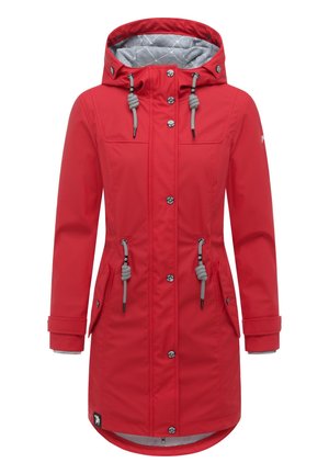 Imperméable long rouge avec capuche, boutons et fermeture éclair à l'avant, cordons réglables et poches à rabat, présenté sur fond blanc.