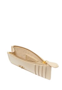 Portafoglio in pelle beige con cerniera dorata, scomparti per carte interne e superficie texturizzata. Dotato di una cerniera per una facile apertura.