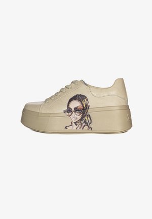 Beżowe skórzane sneakersy z platformą, z boczną ilustracją kobiety w okularach, konturowaną na czarno z kolorowymi detalami.
