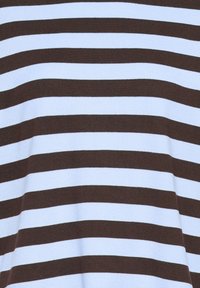 Des rayures horizontales marron et bleu clair sur un tissu doux, tricoté, espacées régulièrement, créant un motif rayé simple.