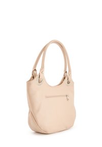 Beige leren tote bag met twee ronde handvatten, een voorvak met rits en een gestructureerd oppervlak. Zilveren hardware accenten versterken het ontwerp.