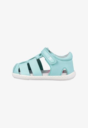 Sandalia para niño pequeño en azul claro con suela blanca, correa ajustable de Velcro y múltiples tiras abiertas para transpirabilidad y comodidad.