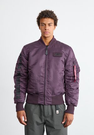 Lila Bomberjacke aus glänzendem Nylon, mit geripptem Kragen und Bündchen, Reißverschluss, seitlichen Taschen und einem Logo-Patch auf der Brust.