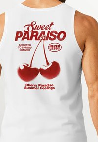 Weißes ärmelloses Hemd mit rotem Grafikdesign, das zwei Kirschen zeigt, Text mit der Aufschrift "Sweet Paradise" und dem Branding "Never Less®."