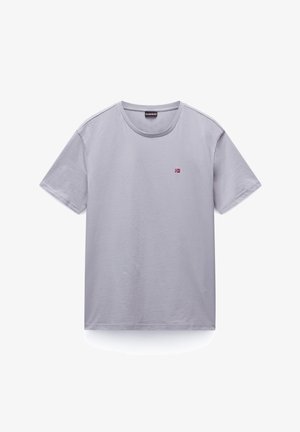 Grå bomulds t-shirt med rund hals, korte ærmer og et lille broderet flag-logo på venstre bryst. Glat tekstur.