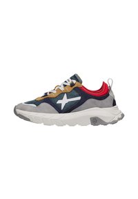 Sneaker in suede e mesh con accenti grigi, blu, marroni e rossi, logo a stella bianca, suola in gomma e colletto imbottito per un maggiore comfort.