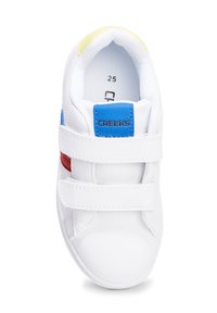 Białe sneakersy z niebieskimi i czerwonymi akcentami, dwa rzepy, zaokrąglony czubek i teksturowana podeszwa. Rozmiar oznaczony jako 25 wewnątrz buta.