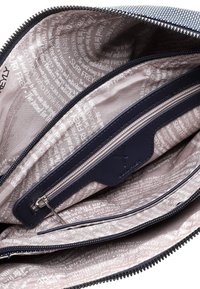 Borsa con zip dalla superficie esterna blu texturizzata. L'interno presenta un tessuto chiaro con un motivo di testo ripetuto e numerosi scomparti per l'organizzazione.