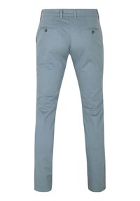 Lichtblauwe chino's met een gladde textuur, rechte snit, twee achterzakken en bruine knoopaccenten. Inclusief riemlussen voor een betere pasvorm.