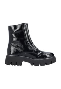 Botines de charol negro con una suela de goma gruesa, que cuentan con un cierre lateral y costuras decorativas alrededor del borde de la suela.