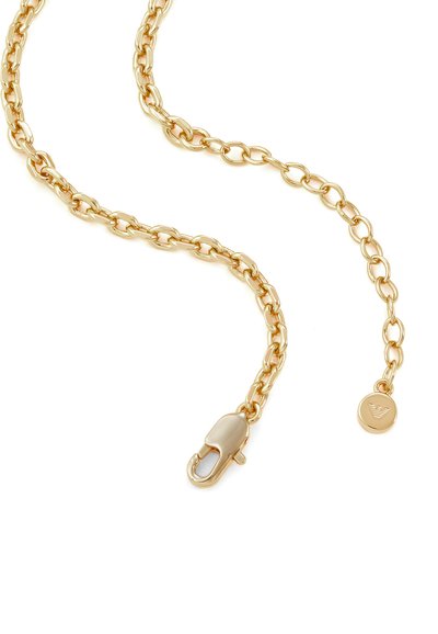 Zlatý kovový řetěz s oválnými články, s karabinou a dekorativním přívěskem s logem. Hladký povrch, minimalistický design.