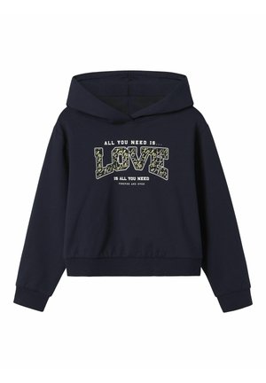 Sudadera azul marino con un gráfico frontal en verde y blanco, que dice "TODO LO QUE NECESITAS ES AMOR", con un corte relajado y puños acanalados.