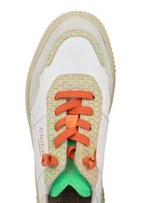 Witte sneaker met een gestructureerd, kleurrijk mesh bovenwerk met oranje en groene accenten, contrasterende veters en een rubberen zool.