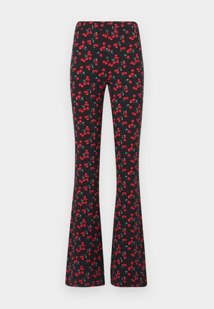 Flarebukser i strækbart sort stof med et kirsebærmønster i rød og grøn. Har en glat talje og en let tekstur.