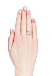 Zilveren ring met drie horizontale banden versierd met kleine doorzichtige edelstenen, gedragen aan een hand met lichtroze gepolijste nagels.