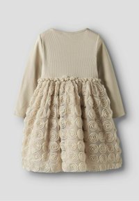 Langärmliges Kleid mit einem gerippten beigen Oberteil und einem geschichteten Rock aus durchsichtigem Stoff, der mit Stoffrosenmuster verziert ist.