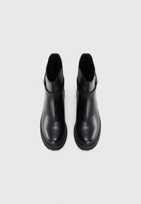 Sorte lær ankle boots med en glat finish, rund tå, elastiske sidedele og en robust gummisål. Gylden hardwaredetalje ved anklen.