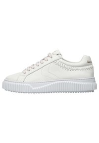 Sneaker bianco in pelle con suola testurizzata e ribassata, dotato di lacci rosa chiaro e cuciture dettagliate lungo i lati. Design minimalista.