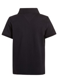 Černé polo tričko z bavlny, s límečkem a krátkými rukávy. Zadní pohled ukazuje rovný lem a jemné švy.