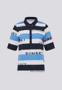 Gestreiftes Polohemd in Blau und Weiß mit einem marineblauen Kragen. Mit Text: "AUSWÄHLEN MOMENTE" und "SONNENUNTERGANG" über den Streifen. Mit kurzen Ärmeln.