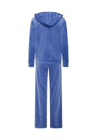 Ensemble de détente deux pièces en velours bleu avec haut à capuche manches longues et pantalon à jambes droites, vu de dos sur fond blanc.