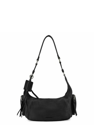 Schwarze Leder-Schultertasche mit verstellbarem Riemen, seitlichen Reißverschlusstaschen und einem kleinen anhängenden Etikett auf einer Seite.