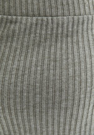 Tessuto grigio a costine con strisce verticali alternate in texture e lisce, caratterizzato da una morbida texture a maglia e una leggera lucentezza.