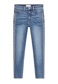 Jeans de denim en azul claro con un corte slim. Presentan bolsillos frontales y traseros funcionales, y costuras en contraste a lo largo de las costuras laterales.