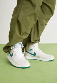 Jordan AIR JORDAN 1 ZOOM CMFT 2 jasnozielony