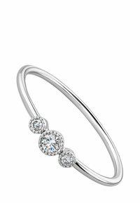 Anillo de plata con tres piedras redondas, engastadas con garras, de tamaño variable y cada piedra rodeada por un pequeño halo texturizado.